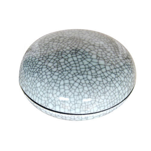 瓷器釉面布满许多小裂纹,有疏有密,有粗有细,有长有短,有曲有直,形似