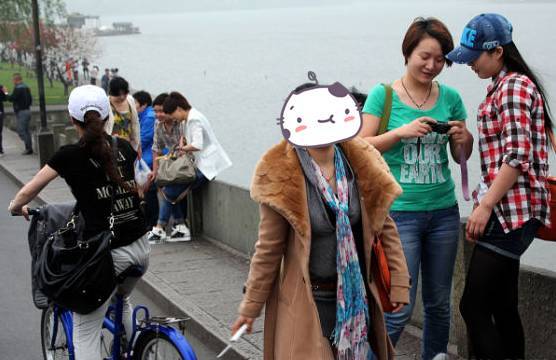 这里看见有人同时穿短袖和羽绒服 一点也不怪