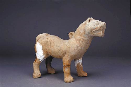 汉代灰陶狗俑颈部系项圈 龇牙咧嘴瞪眼做狂吠状