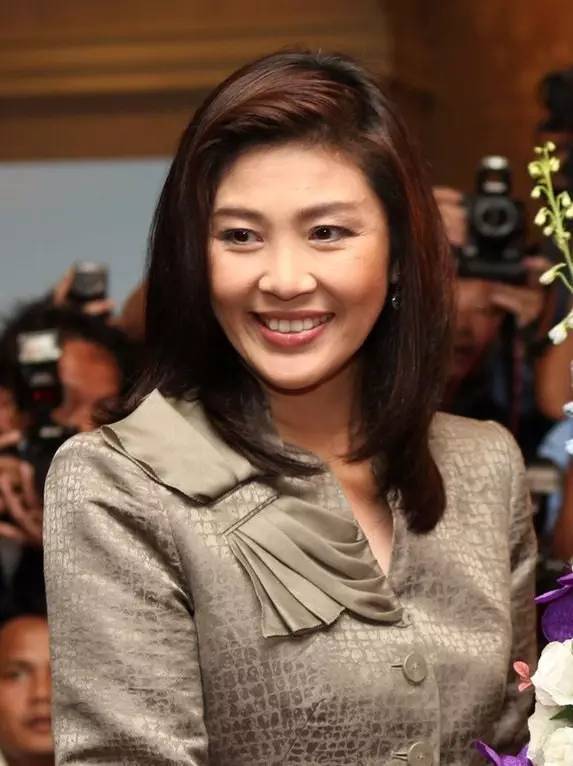 2011年,国务卿希拉里与英拉同台 家庭优渥的英拉, 大学毕业后就进入