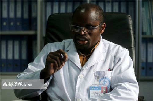 新都区中医院的迪亚拉是来自非洲马里的黑人医生,他连忙追上去解释说