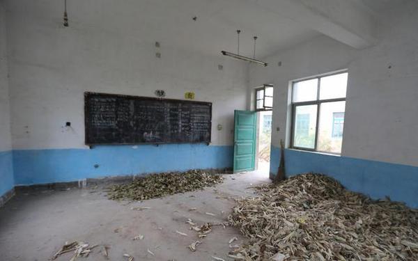 这是岳云鹏曾经上学的教室,如今已经荒废,被村民用来放杂物.