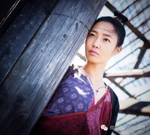 因张艺谋弃舞,被曝当三嫁一线歌手,今比丈夫红