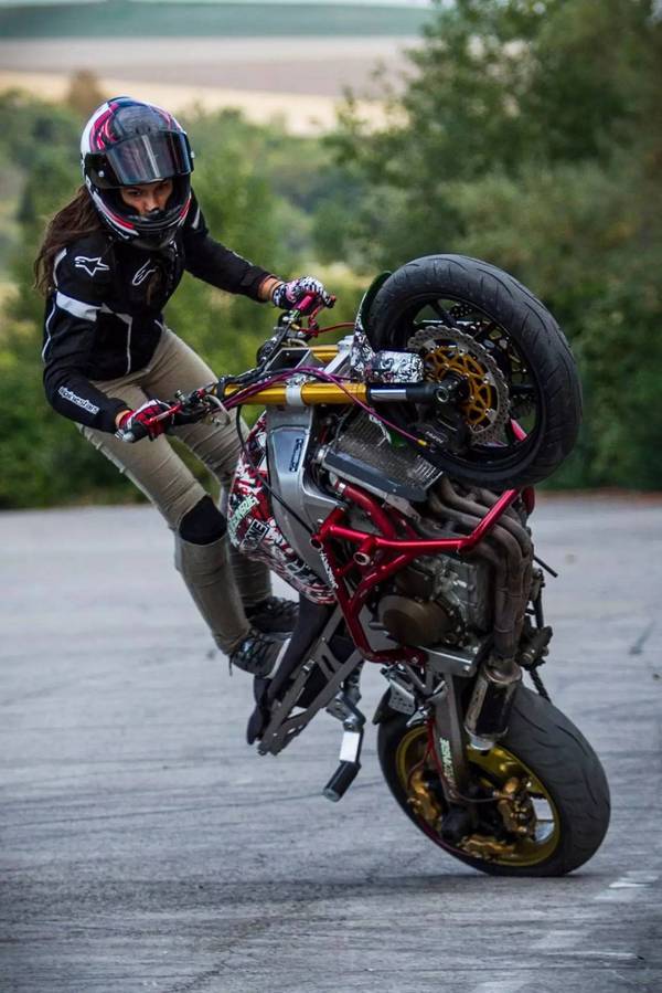 法国女骑士:玩车玩到好莱坞靠的是实力