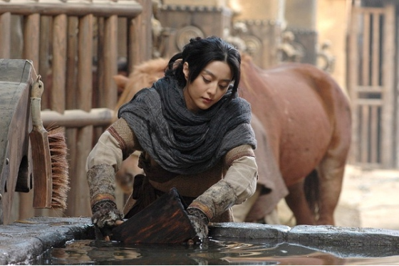 2005年出演《情癫大圣》,电影本身就是无厘头搞笑的快餐样式,尽管她在