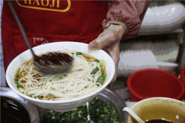 等面煮熟的间隙,老板娘便往碗里加骨头汤,骨头汤掀开时,一股浓浓的肉