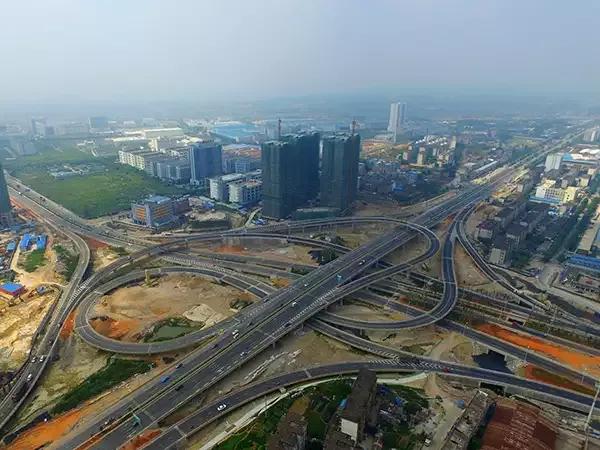 采用两层菱形苜蓿叶互通式立交