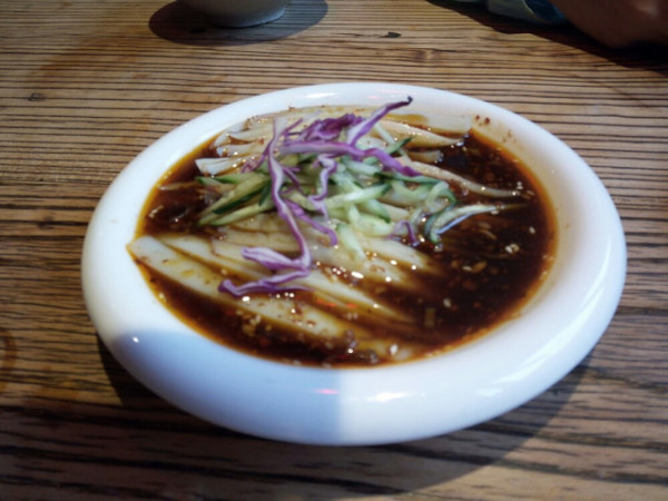 上榜理由:平遥碗托是平遥著名的风味面食小吃,由碗秃则,土豆丝,蒜肠