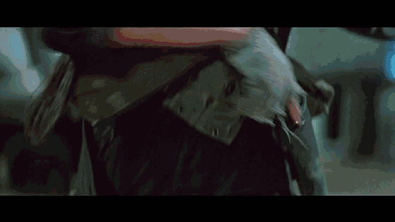 此时元华率领军队已经赶来,仓田保昭一枪把九叔林正英撂倒了.