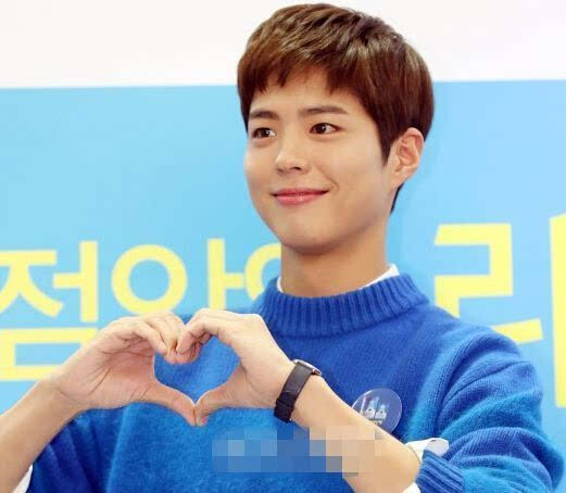 朴宝剑出席活动 手比爱心散发迷人微笑[组图]