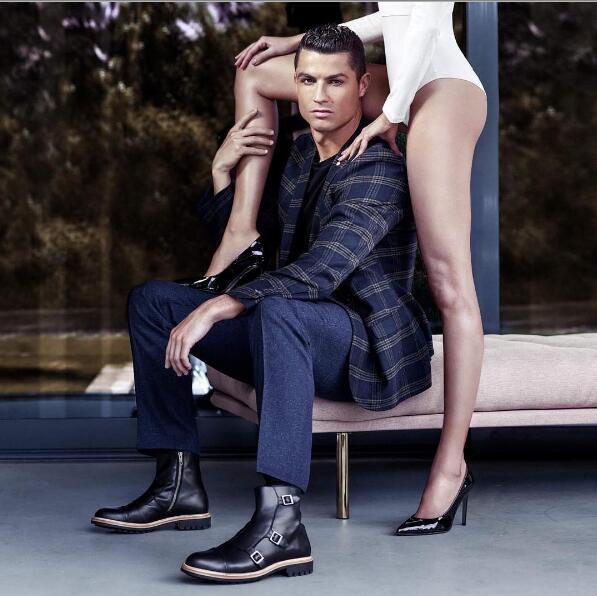 魅惑!C罗最新广告轻抚模特诱惑美腿