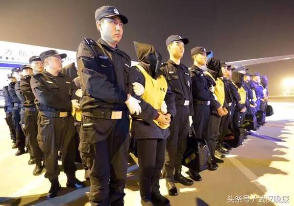 武汉最霸气车队 170名警察护送5辆车 车里是谁 新闻频道 手机搜狐