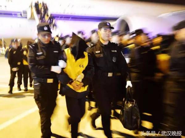 武汉最霸气车队 170名警察护送5辆车 车里是谁 新闻频道 手机搜狐