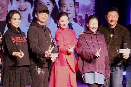 高露孕后首度亮相准妈咪笑容绽放幸福感爆棚