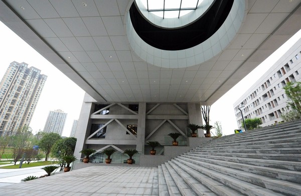 重庆互联网学院今天"开学"!江小妹现场打探"新鲜"