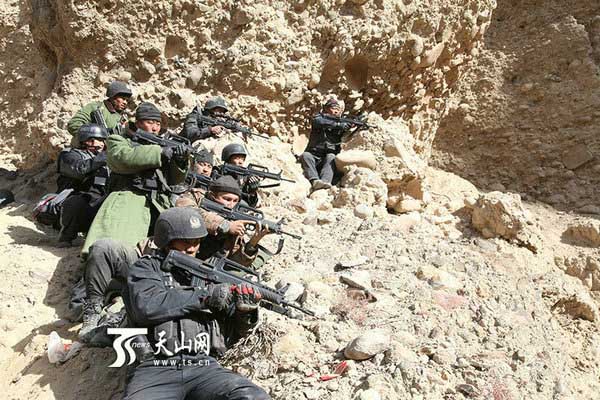 资料图:公安,武警围剿部分暴徒现场.