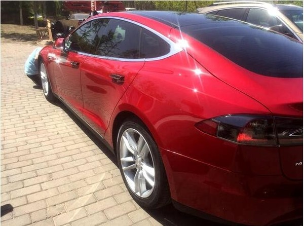 特斯拉贴过亮光暗红的靓丽身影 谁敢于争锋!-汽车频道-手机搜狐