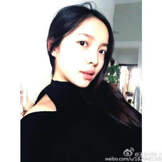 台球美女裁判胸大执裁走红 古典妹气质出众