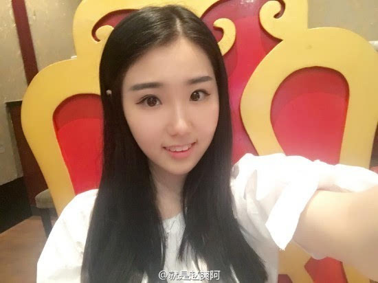 个人社交平台显示名叫赵爽,也曾在许多台球比赛上担任裁判,样貌清秀