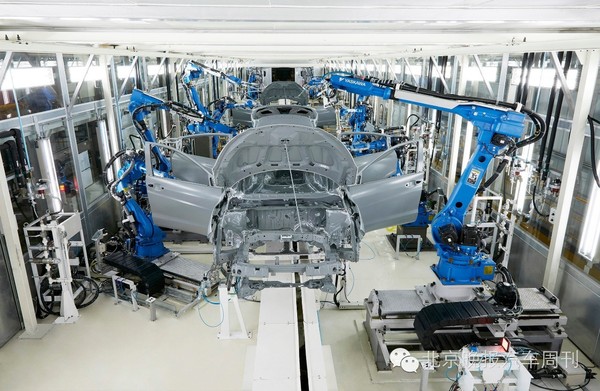 先进的合成树脂车间用于车辆仪表台及保险杠的生产.