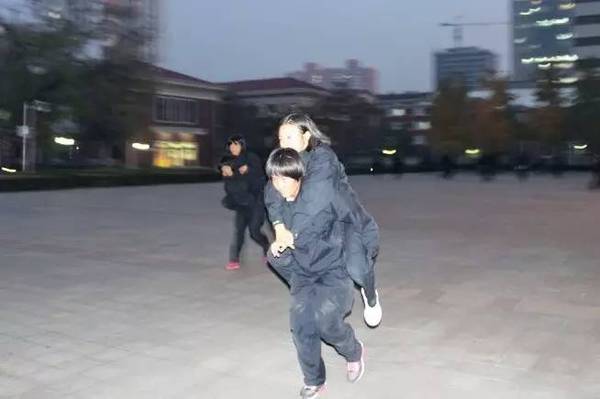 背人跑 训练 鸭子步 训练