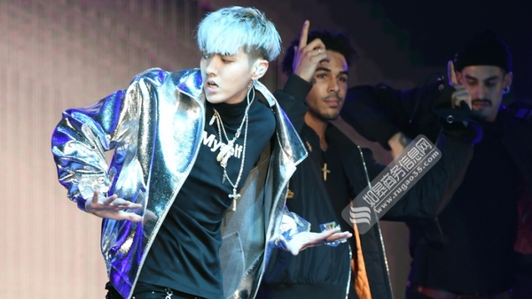 吴亦凡穿银袍庆生劲歌热舞造型不同引粉丝疯狂尖叫