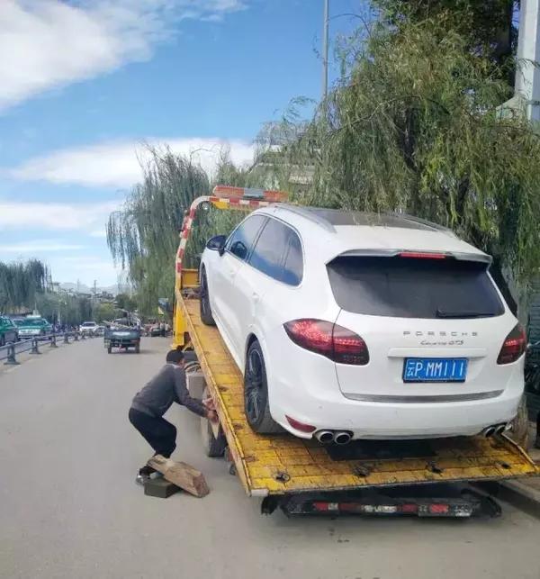 丽江被拖走的乱停乱放车辆,豪车不少!