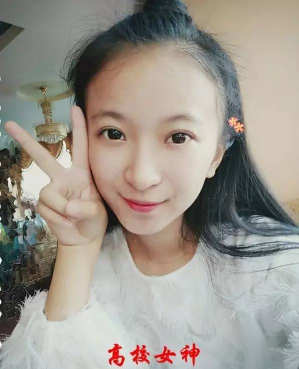 11,章颖,1997年出生,新疆艺术学院16级,一个神经大条笑点巨低的女娃娃