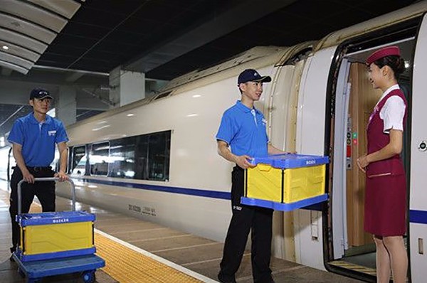 组织高铁动车组,快速货物列车,旅客列车行李车等运能承担快件运输任务
