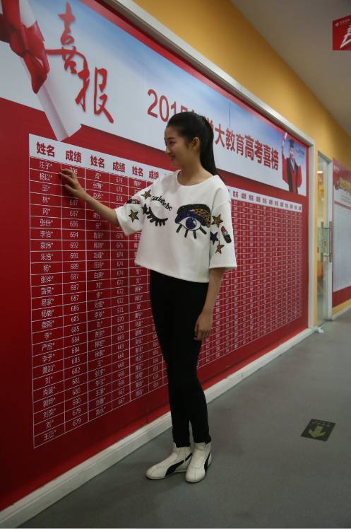 但是她的学习成绩并没有落下,关晓彤高中在北师大附中就读,学习成绩排