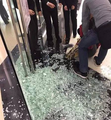 商场玻璃门突然倒下,女童当场被砸晕!佛山爹妈要注意这些!