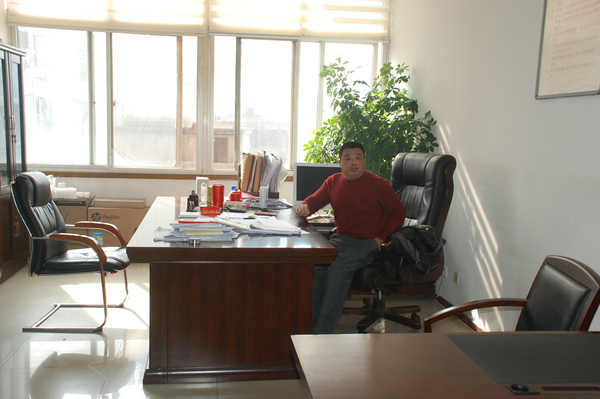 其中市房产局物业管理科科长叶佳旺坐拥超过20平方的大办公室.