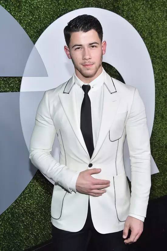 忠犬小攻nick jonas 梳起大背頭 顏值大回春