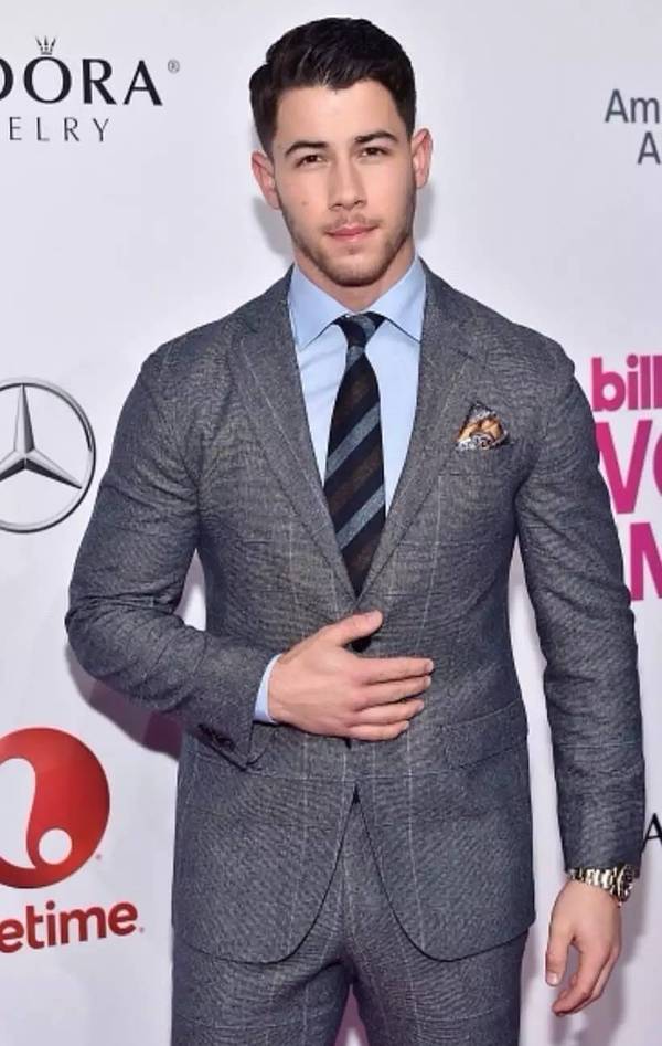 忠犬小攻nick jonas 梳起大背頭 顏值大回春