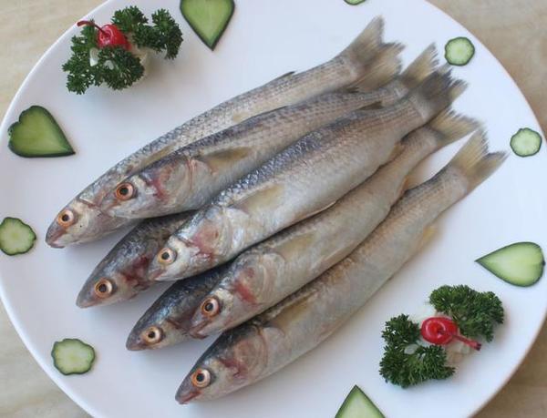 选大小均匀的小梭鱼,清晰干净.传统做法不去鳞,不刮肠.