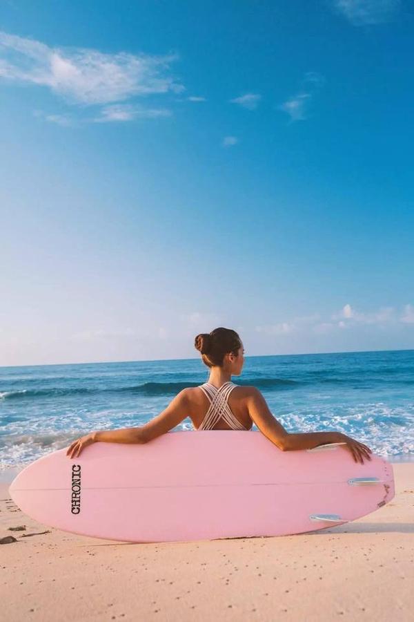 想带上冲浪板 去沙滩上做个健康性感的美人
