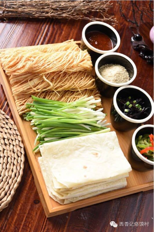 推荐四:西香记烙馍村一号院 『烙馍卷馓子」圆圆小饼径尺长,根根馓条