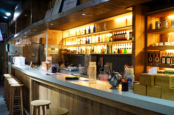 有些小清新,墙上挂着的画作是老板从欧洲购买而来的,店里还有个吧台