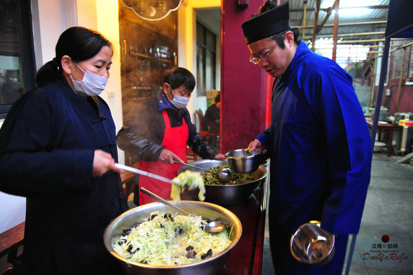 开斋了,我们和他们的工作人员一起,在这露天里,同吃了两天这样的斋饭