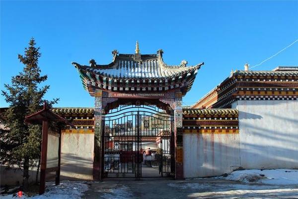 达扎寺,倚着金色砖墙,留下最美的自己