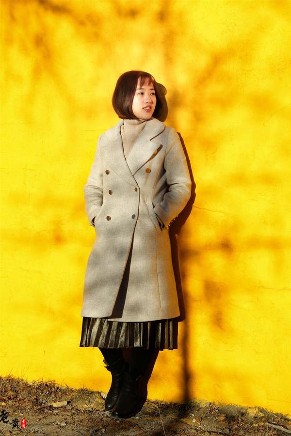 达扎寺,倚着金色砖墙,留下最美的自己