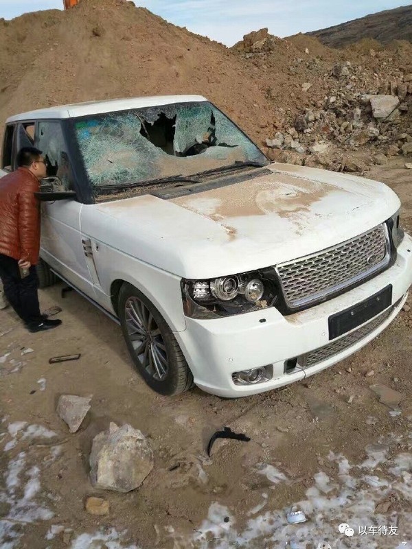 路虎揽胜在黄土高原被砸成马蜂窝?车主的举动让人不解!