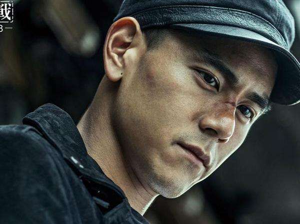 电影《寒战》 在电影《寒战》里,彭于晏饰演梁家辉的儿子,在二人接受