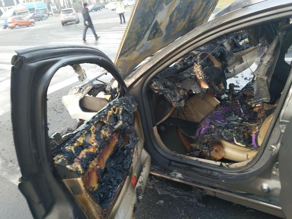 滨州 一辆荣威轿车发生自燃