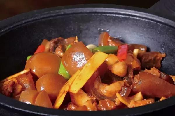 古法焖带皮牛仔腩,放养的小黄牛,牛皮富含胶质,口感鲜滑,柔软回甘.