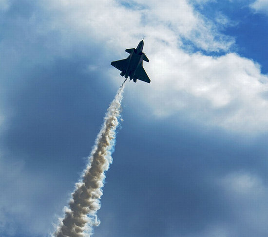 资料图:歼20空中放油.