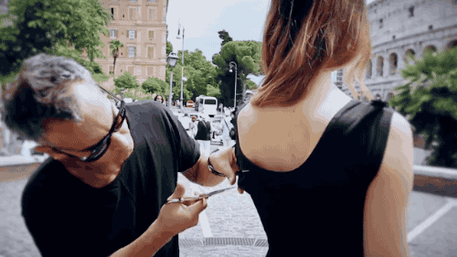 他仅凭一把剪刀享誉时尚界; 他剪的衣服大胆前卫,提价三倍起; 他只