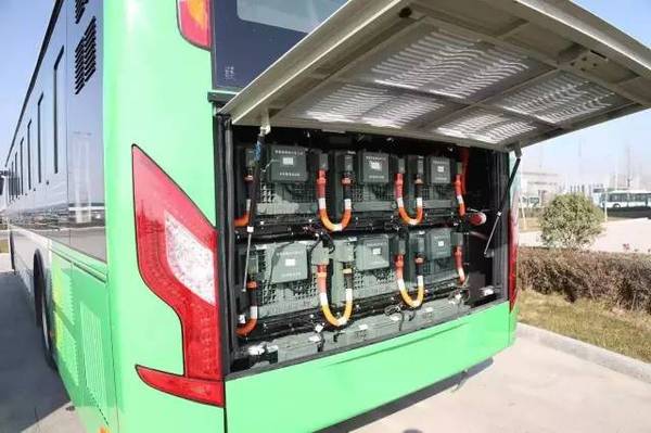 市民乘车,省会新购入的185辆电动公交车将在最短时间内全部上线运行