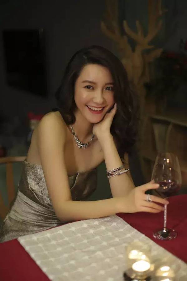 圣诞大餐和美酒,还有得体的晚礼服和妆容发型,一切的一切,张大奕究竟