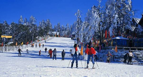 路線:成都-成溫邛高速-大邑縣城區-西嶺雪山 2 峨嵋山滑雪場位於峨嵋